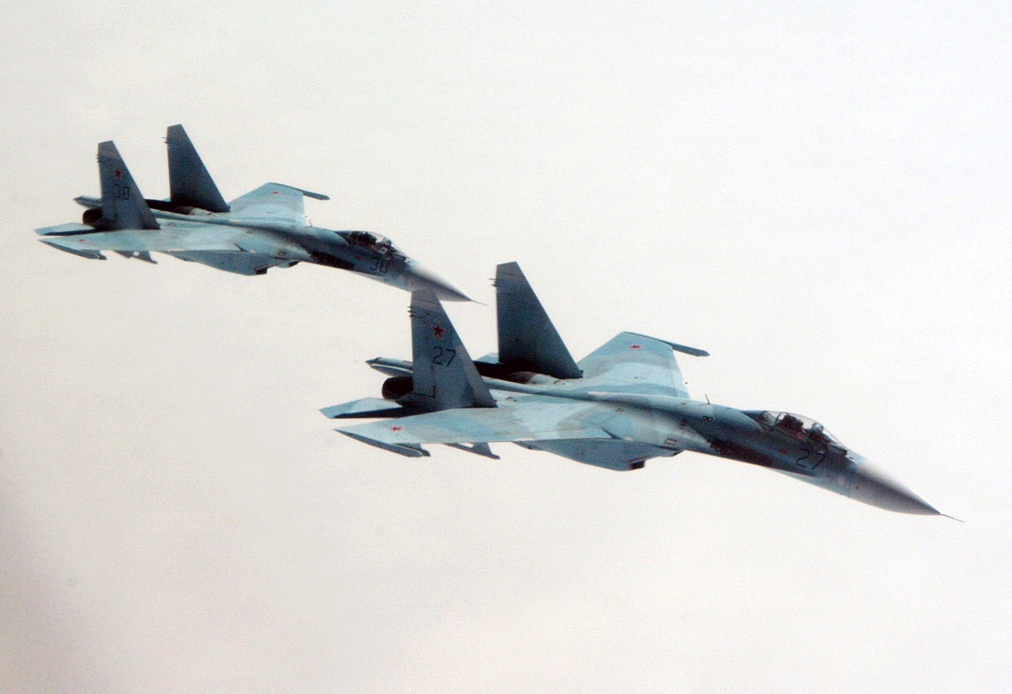 Ikkita Su-27 juftlikda parvozda (manba: Wikimedia Commons, AQSh Armiyasi, PD-USGov)